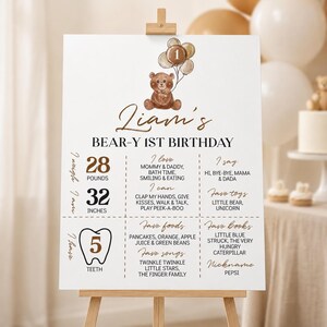 Puede incluir: Un cartel de cumplea&ntilde;os blanco con una ilustraci&oacute;n de un oso de peluche marr&oacute;n y globos, el texto Liam's BEAR-Y 1ST BIRTHDAY, y secciones que detallan 28 libras, 32 pulgadas, 5 dientes, y las comidas, canciones y libros favoritos.