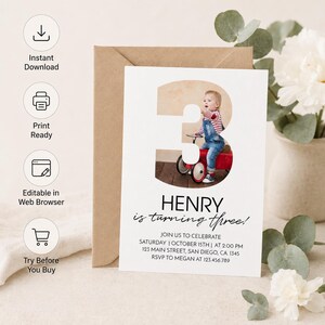 Op de afbeelding: Een witte verjaardagsuitnodigingskaart met een groot cijfer drie gevuld met een foto van een kind op een rode speelgoedauto. De tekst luidt: HENRY is turning three! JOIN US TO CELEBRATE SATURDAY | OCTOBER 15TH | AT 2:00 PM 123 MAIN STREET, SAN DIEGO, CA. 1345 RSVP TO MEGAN AT 123.456.789.