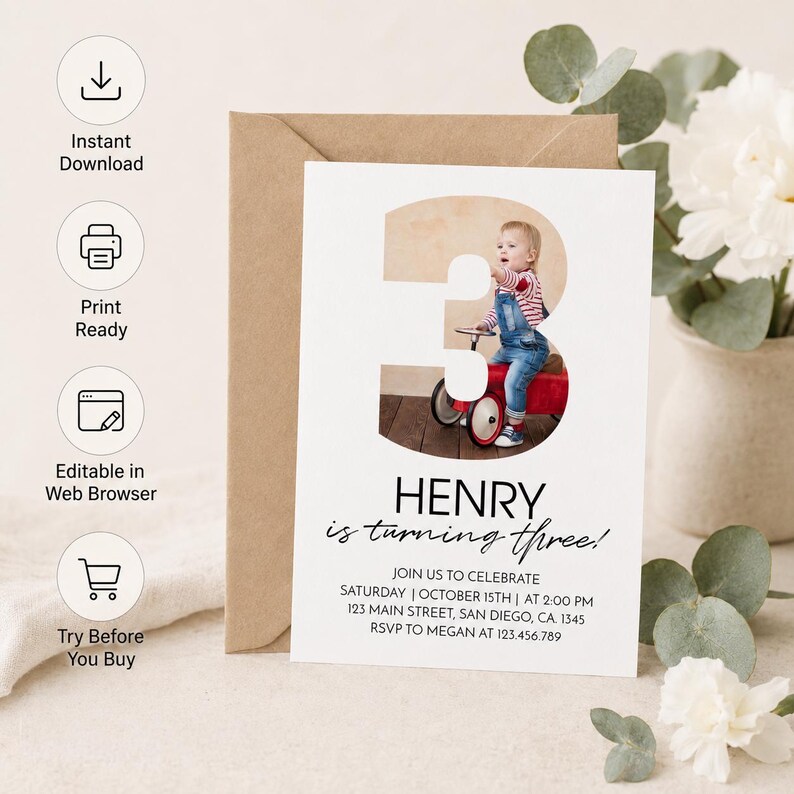 Op de afbeelding: Een witte verjaardagsuitnodigingskaart met een groot cijfer drie gevuld met een foto van een kind op een rode speelgoedauto. De tekst luidt: HENRY is turning three! JOIN US TO CELEBRATE SATURDAY | OCTOBER 15TH | AT 2:00 PM 123 MAIN STREET, SAN DIEGO, CA. 1345 RSVP TO MEGAN AT 123.456.789.