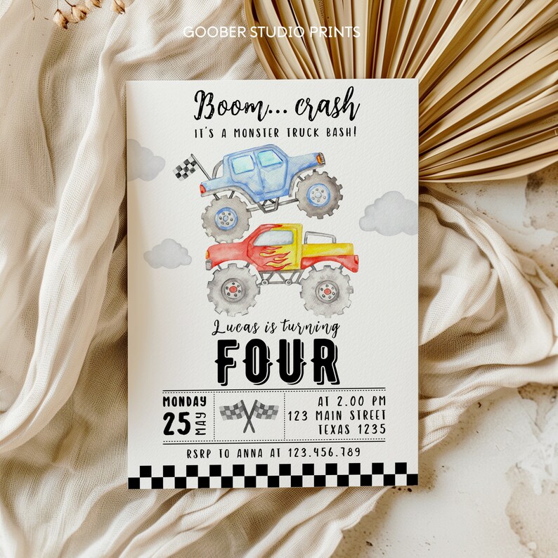 Puede incluir: Una tarjeta de invitaci&oacute;n de cumplea&ntilde;os rectangular con ilustraciones en acuarela de un cami&oacute;n monstruo azul y uno rojo, nubes grises y banderas a cuadros negras. El texto dice Boom... crash IT'S A MONSTER TRUCK BASH! Lucas is turning FOUR.