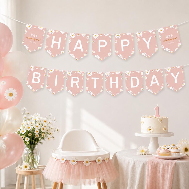 Op de afbeelding: Een roze verjaardagsslinger met witte madeliefjespatronen en witte letters die HAPPY BIRTHDAY vormen. De uiteinden bevatten de tekst Mila is turning one. De slinger is in twee rijen opgehangen tegen een lichte achtergrond.