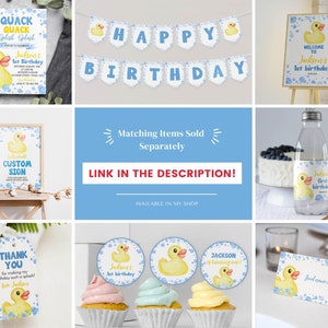 K&ouml;nnte beinhalten: Ein Set druckbarer Partydekorationen f&uuml;r einen ersten Geburtstag mit einem Gummiente-Thema. Das Set beinhaltet ein Willkommenszeichen, ein Banner, einen Cupcake-Topper, ein Wasserflaschenetikett, ein Dankesch&ouml;n-Etikett und ein individuelles Schild. Die Dekorationen sind blau und gelb mit einem Aquarell-Effekt.