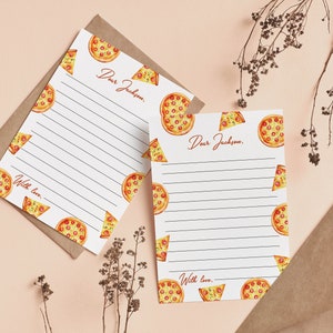 Pu&ograve; includere: Due fogli di carta da lettere bianchi con un motivo a pizza ad acquerello e fette di pepperoni. Ogni foglio include linee nere orizzontali per scrivere, il testo stampato Dear Jackson in alto e il testo With love in basso.