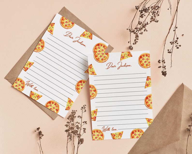 Pu&ograve; includere: Due fogli di carta da lettere bianchi con un motivo a pizza ad acquerello e fette di pepperoni. Ogni foglio include linee nere orizzontali per scrivere, il testo stampato Dear Jackson in alto e il testo With love in basso.