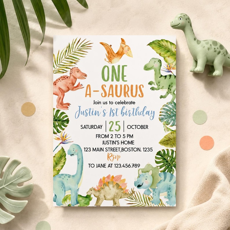 Op de afbeelding: Een rechthoekige verjaardagsuitnodigingskaart met aquarelillustraties van diverse dinosaurussen en tropische bladeren. De tekst luidt: ONE A-SAURUS, Join us to celebrate Justin's 1st birthday, Saturday 25 October, from 2 to 5 PM.