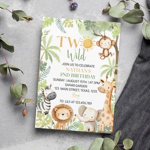 Pu&ograve; includere: Un invito di compleanno a tema giungla con un sole giallo brillante, una scimmia, una giraffa, una zebra, un leone e un elefante. L'invito dice "Two Wild" e "Join us to celebrate Nathan's 2nd Birthday". L'invito include anche la data, l'ora, il luogo e le informazioni RSVP.