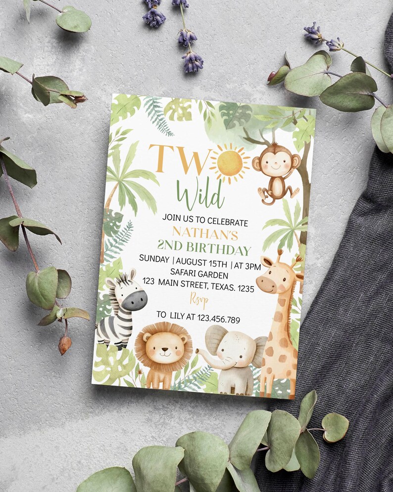 Pu&ograve; includere: Un invito di compleanno a tema giungla con un sole giallo brillante, una scimmia, una giraffa, una zebra, un leone e un elefante. L'invito dice "Two Wild" e "Join us to celebrate Nathan's 2nd Birthday". L'invito include anche la data, l'ora, il luogo e le informazioni RSVP.