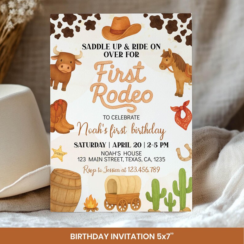Puede incluir: Una tarjeta de invitaci&oacute;n de cumplea&ntilde;os 5x7 con borde de manchas de vaca, sombrero de vaquero, toro, caballo, botas, pa&ntilde;uelo, insignia de sheriff, herradura, barril, fogata, carreta y cactus. Texto: SADDLE UP & RIDE ON OVER FOR First Rodeo TO CELEBRATE Noah's first birthday SATURDAY | APRIL 20 | 2-5 PM NOAH'S HOUSE 123 MAIN STREET, TEXAS, CA, 1235 Rsvp to Jessica at 123.456.789.