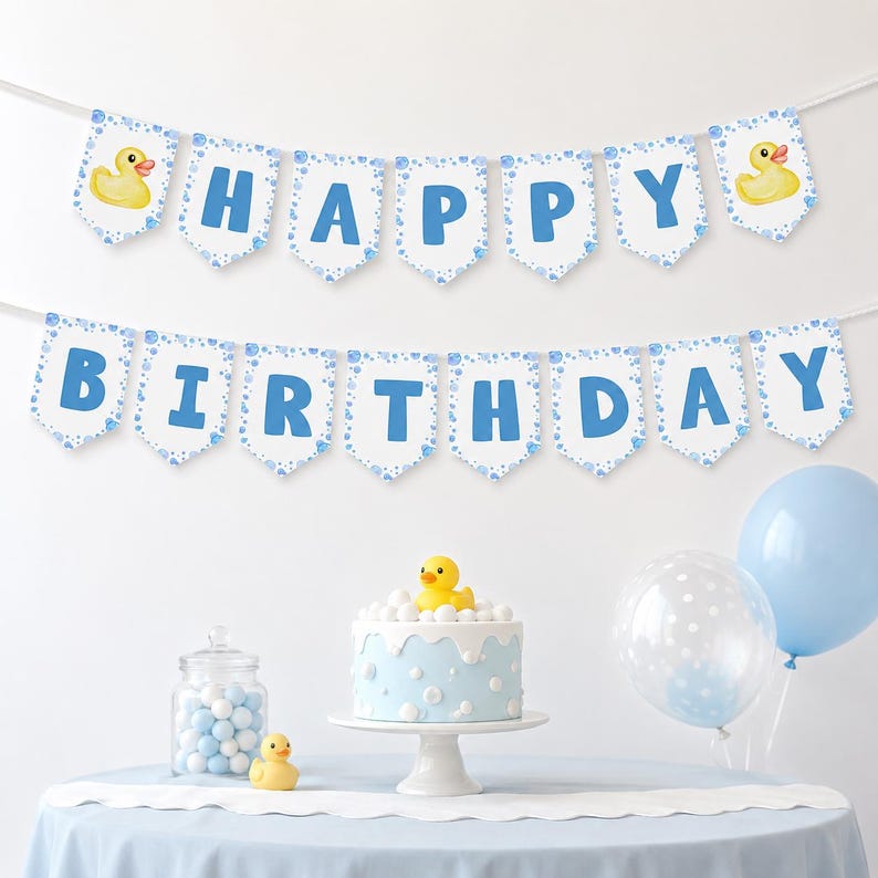 Puede incluir: Una guirnalda de cumplea&ntilde;os con banderines blancos con patrones de burbujas azules y el texto HAPPY BIRTHDAY en letras azules, acentuada con ilustraciones de patitos de goma amarillos en los extremos, sobre un pastel y globos.