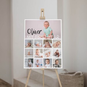 Pu&ograve; includere: Una bacheca fotografica rettangolare intitolata Oliver MY FIRST YEAR, con una grande immagine di un bambino in alto e dodici foto pi&ugrave; piccole numerate dei traguardi mensili disposte in una griglia, su un cavalletto in legno chiaro.
