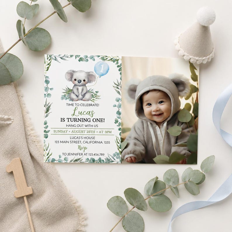 Puede incluir: Una tarjeta de invitaci&oacute;n de cumplea&ntilde;os rectangular con una ilustraci&oacute;n de koala en acuarela, hojas de eucalipto verdes y el texto: TIME TO CELEBRATE! Lucas IS TURNING ONE! HANG OUT WITH US SUNDAY AUGUST 25TH AT 3PM LUCAS'S HOUSE 123 MAIN STREET CALIFORNIA 1235 RSVP TO JENNIFER AT 123.456.789.