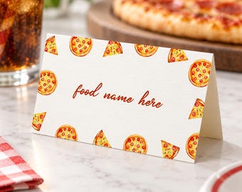 Könnte beinhalten: Eine weiße Klappkarte mit einem wiederkehrenden Muster aus kleinen Peperoni-Pizzastücken und ganzen Pizzen an den Rändern. Der Text "food name here" ist mittig in einer roten Schreibschrift gedruckt. Die Karte besteht aus strukturiertem Papier.