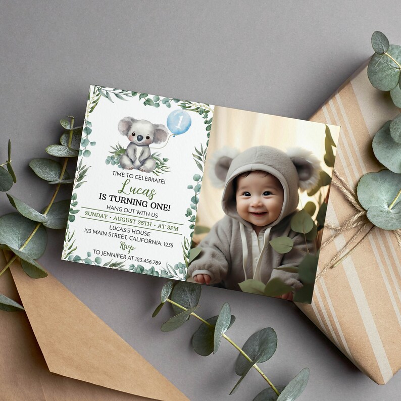 Puede incluir: Una tarjeta de invitaci&oacute;n de cumplea&ntilde;os rectangular con una ilustraci&oacute;n de koala en acuarela, un globo azul claro con el n&uacute;mero uno y follaje de eucalipto verde. El texto dice: TIME TO CELEBRATE! Lucas IS TURNING ONE!