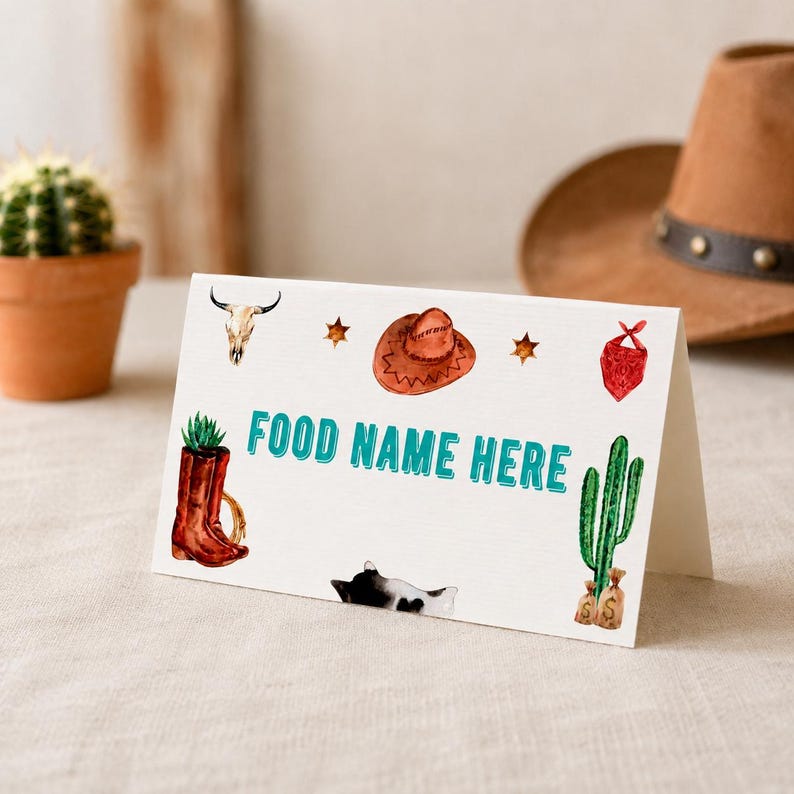 K&ouml;nnte beinhalten: Eine wei&szlig;e Klappkarte mit dem Text FOOD NAME HERE in t&uuml;rkisfarbenen Buchstaben. Die Karte ist mit Aquarellillustrationen eines Kuhsch&auml;dels, eines braunen Cowboyhuts, eines roten Bandanas, eines Stiefels mit Sukkulente und Kakteen verziert.