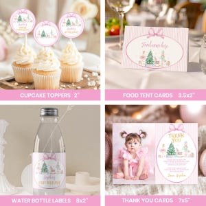 Puede incluir: Un conjunto de suministros para fiestas con tem&aacute;tica rosa. Incluye adornos para cupcakes, tarjetas de mesa, etiquetas para botellas de agua y tarjetas de agradecimiento. Los dise&ntilde;os presentan un &aacute;rbol de Navidad y el texto "Sophia's First Birthday".