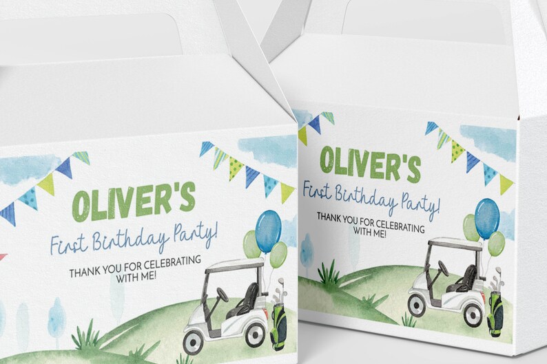K&ouml;nnte beinhalten: Zwei wei&szlig;e Pappschachteln mit einer Aquarellillustration eines Golfwagens auf einem gr&uuml;nen H&uuml;gel, blauen und gr&uuml;nen Luftballons und Wimpeln. Der Text lautet: OLIVER'S First Birthday Party! THANK YOU FOR CELEBRATING WITH ME!