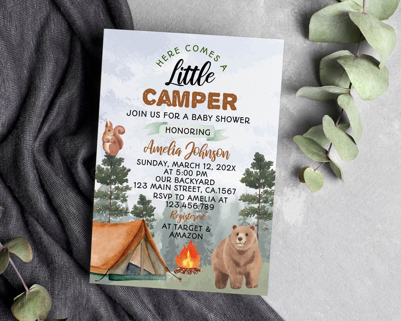 Op de afbeelding: Een rechthoekige uitnodigingskaart voor een babyshower met een aquarel bossc&egrave;ne, een bruine beer, een eekhoorn, een tent en een kampvuur. De tekst luidt: HERE COMES A LITTLE CAMPER, JOIN US FOR A BABY SHOWER HONORING Amelia Johnson, SUNDAY, MARCH 12, 202X.