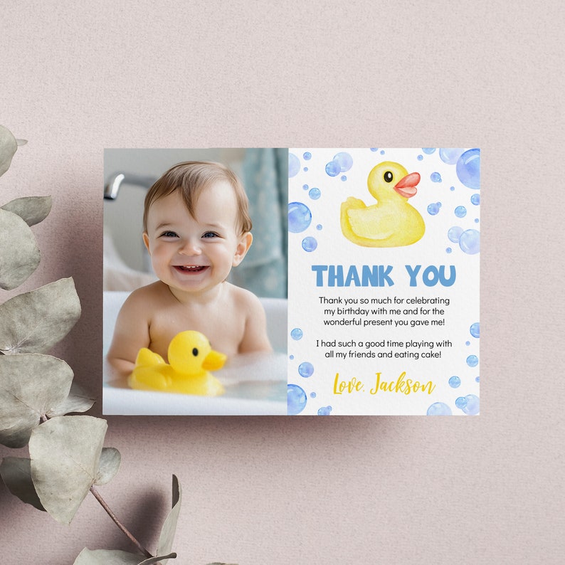K&ouml;nnte beinhalten: Eine Dankeskarte mit einem Foto eines kleinen Jungen in der Badewanne mit einer gelben Gummi-Ente. Die Karte hat einen blauen und wei&szlig;en Hintergrund mit einer gelben Gummi-Ente und blauen Blasen. Der Text auf der Karte lautet "Danke. Vielen Dank, dass Sie meinen Geburtstag mit mir gefeiert haben und f&uuml;r das wundervolle Geschenk, das Sie mir gemacht haben! Ich hatte so viel Spa&szlig; beim Spielen mit all meinen Freunden und beim Kuchen essen! Liebe Gr&uuml;&szlig;e, Jackson."