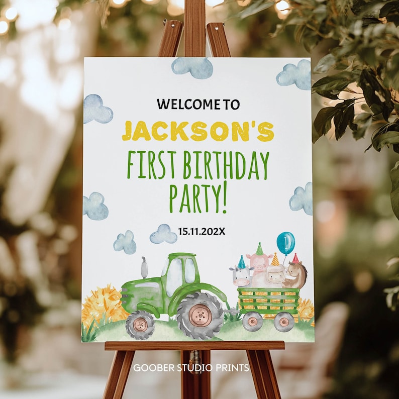 K&ouml;nnte beinhalten: Ein wei&szlig;es rechteckiges Schild mit dem Text WELCOME TO JACKSON'S FIRST BIRTHDAY PARTY! 15.11.202X. Das Design zeigt Aquarellillustrationen von blauen Wolken, einem gr&uuml;nen Traktor und einem Anh&auml;nger mit Nutztieren in Partyh&uuml;ten.