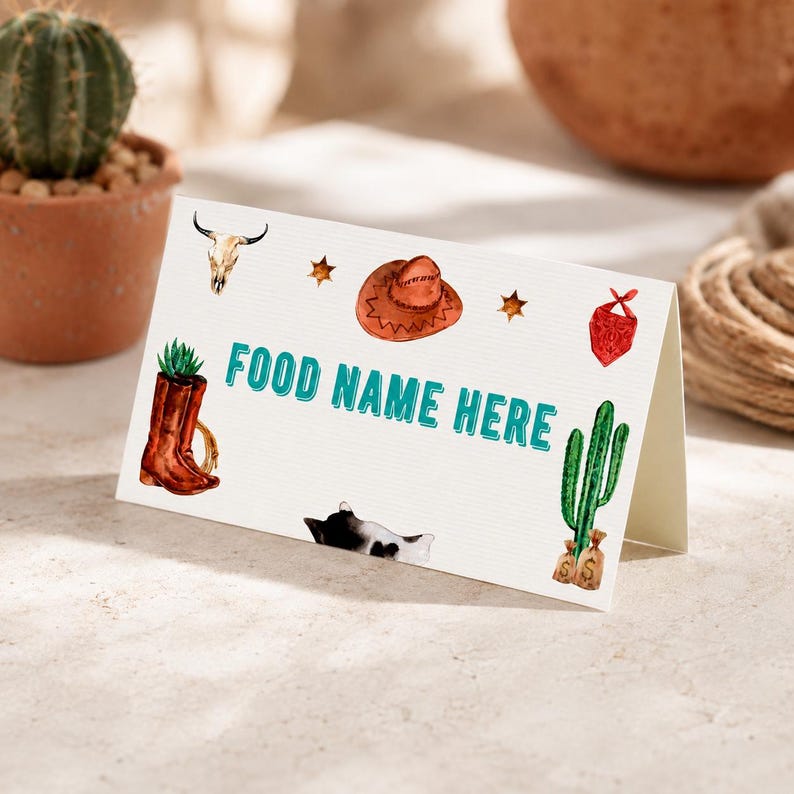 K&ouml;nnte beinhalten: Eine wei&szlig;e, gefaltete Tischkarte mit dem t&uuml;rkisfarbenen Text FOOD NAME HERE. Die Karte ist mit Aquarellillustrationen eines Kuhsch&auml;dels, eines braunen Cowboyhuts, eines roten Bandanas, eines braunen Stiefels mit Sukkulente, einer Katze und eines Kaktus verziert.
