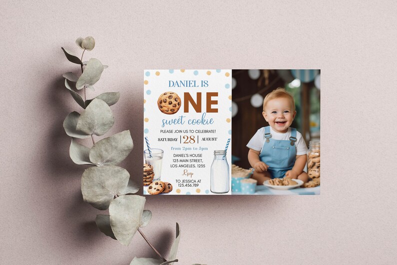 Pu&ograve; includere: Invito di compleanno blu e oro con una foto di un bambino che tiene un biscotto. L'invito dice "Daniel ha un anno, un dolce biscotto" e include i dettagli della festa, tra cui la data, l'ora e il luogo.