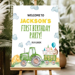 K&ouml;nnte beinhalten: Ein rechteckiges Geburtstagsschild mit einem gr&uuml;nen Traktor, der einen Wagen voller Aquarell-Bauernhoftiere mit Partyh&uuml;ten zieht. Der Text lautet WELCOME TO JACKSON'S FIRST BIRTHDAY PARTY! 15.11.202X, verziert mit blauen Wolken.