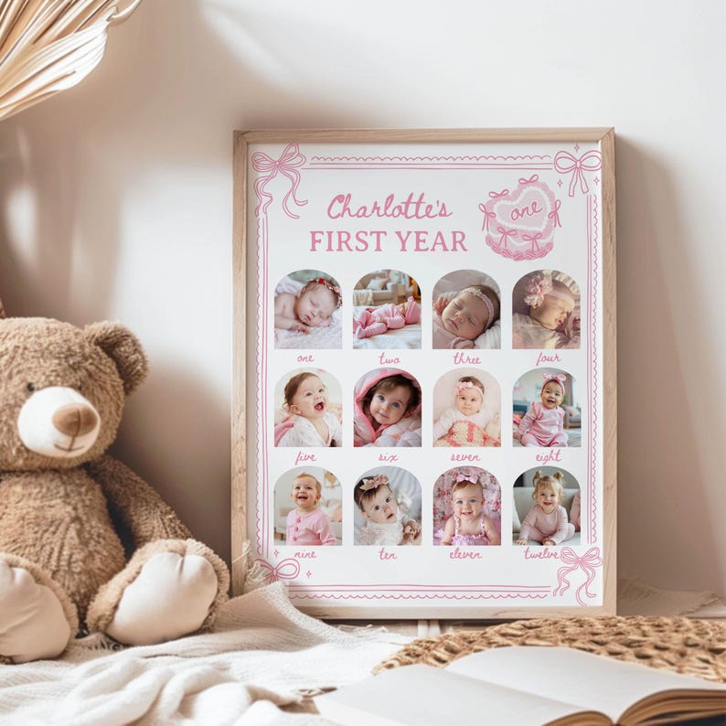 Puede incluir: Un marco de madera clara que contiene una impresi&oacute;n con un collage de doce fotos de beb&eacute;. La impresi&oacute;n est&aacute; decorada con lazos rosas y el texto "Charlotte's FIRST YEAR". Cada foto est&aacute; numerada del uno al doce.