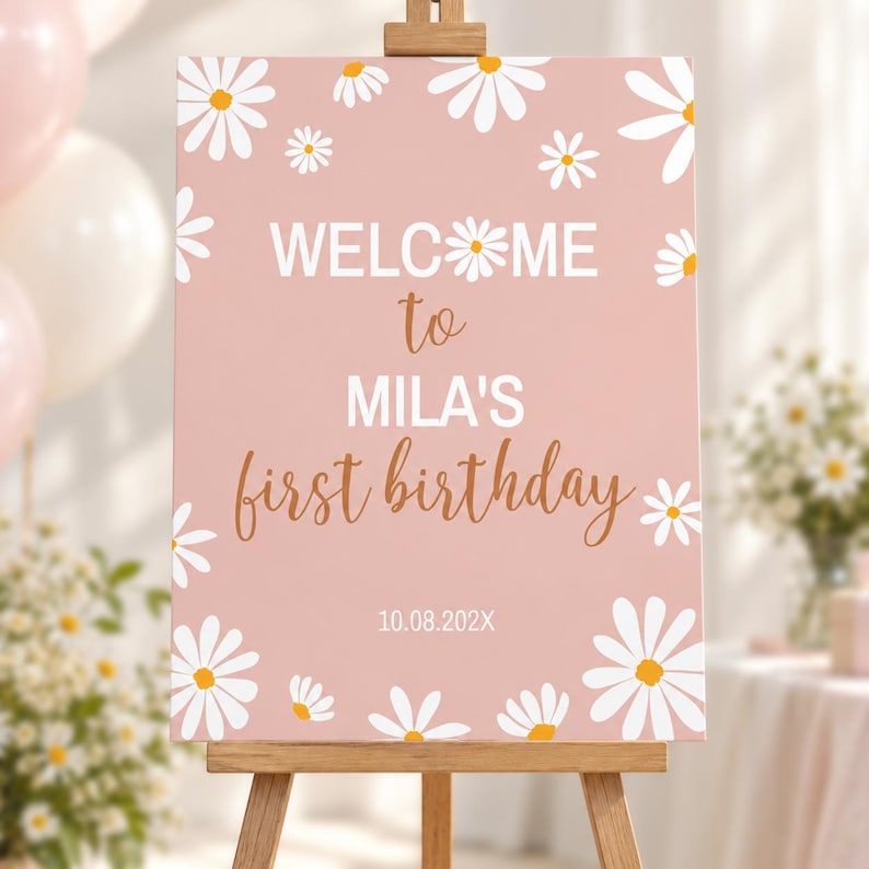 Op de afbeelding: Een rechthoekig roze bord op een houten ezel met witte madeliefjes met gele harten. De tekst luidt WELCOME to MILA'S first birthday 10.08.202X. Het ontwerp bevat witte madeliefjes die verspreid staan langs de rand van het bord.