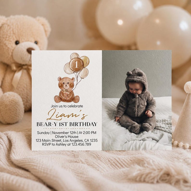 Op de afbeelding: Een rechthoekige verjaardagsuitnodiging met een aquarelillustratie van een bruine teddybeer die ballonnen met het cijfer &eacute;&eacute;n vasthoudt. De tekst luidt: Join us to celebrate Liam's BEAR-Y 1ST BIRTHDAY, zondag 12 november om 14:00 uur.