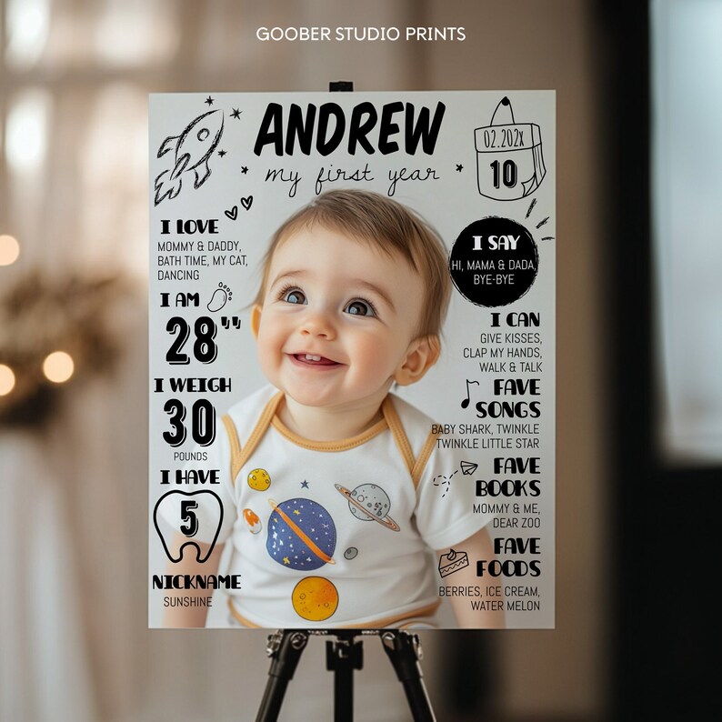 Pode incluir: Um cartaz de marcos personalizado para uma crian&ccedil;a chamada Andrew, com uma foto central, texto preto e ilustra&ccedil;&otilde;es espaciais. O quadro exibe detalhes como 28 polegadas, 30 libras, 5 dentes, al&eacute;m de m&uacute;sicas, livros e comidas favoritas.