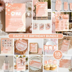 K&ouml;nnte beinhalten: Eine Sammlung von Partyzubeh&ouml;r zum Thema G&auml;nsebl&uuml;mchen f&uuml;r einen ersten Geburtstag, darunter Einladungen, Banner, Cupcake-Topper und Dankeskarten. Das Farbschema ist Pfirsich und Wei&szlig;, mit dem Namen "Camila".