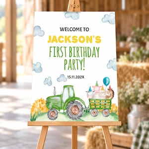 K&ouml;nnte beinhalten: Ein rechteckiges Schild mit dem Text WELCOME TO JACKSON'S FIRST BIRTHDAY PARTY! 15.11.202X. Das Design zeigt einen gr&uuml;nen Traktor, der einen Anh&auml;nger mit einer Kuh, einem Schwein, einem Schaf und einem Pferd mit Partyh&uuml;ten zieht, sowie blaue Wolken.