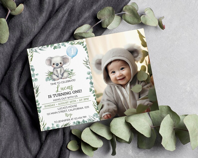 Puede incluir: Una tarjeta de invitaci&oacute;n de cumplea&ntilde;os rectangular con una ilustraci&oacute;n de koala en acuarela, un globo azul con el n&uacute;mero uno y hojas de eucalipto verdes. El texto dice: TIME TO CELEBRATE! Lucas IS TURNING ONE! HANG OUT WITH US SUNDAY AUGUST 25TH.