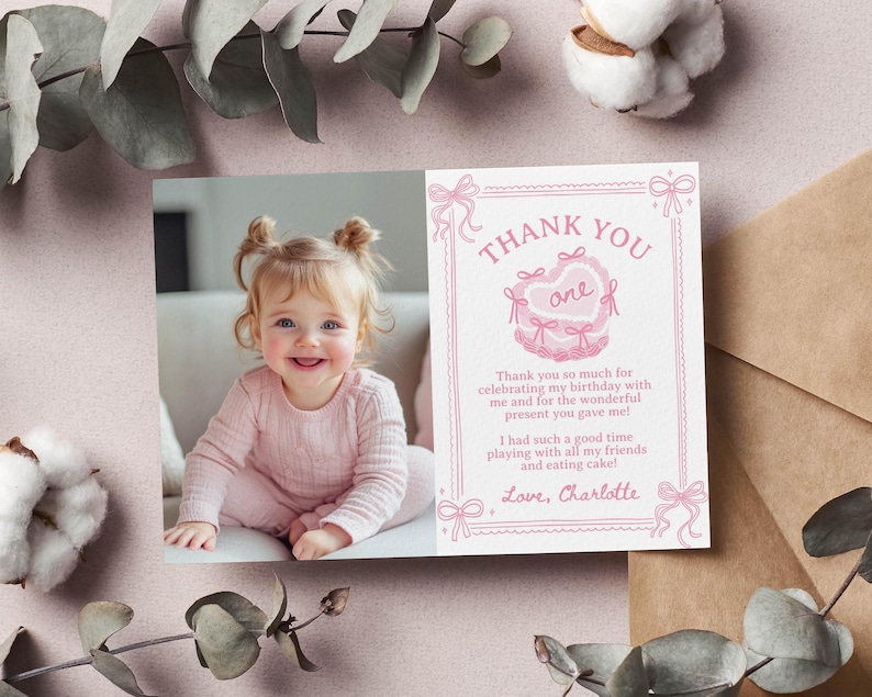 Pu&ograve; includere: Un biglietto di ringraziamento rosa con una foto di una bambina vestita di rosa. Il biglietto dice "Grazie" e "uno" con un'illustrazione di torta a forma di cuore rosa. Il testo dice "Grazie mille per aver festeggiato il mio compleanno con me e per il meraviglioso regalo che mi hai fatto! Mi sono divertita un mondo a giocare con tutti i miei amici e a mangiare la torta! Con affetto, Charlotte."