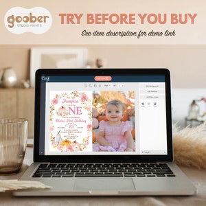 Pu&ograve; includere: Uno schermo di laptop che mostra un modello di invito digitale per una festa di primo compleanno. L'invito presenta una zucca con il testo "Our Little Pumpkin is turning ONE" e un design floreale. Il modello include anche una foto di una bambina. Il testo dell'invito recita: "Unisciti a noi per celebrare il primo compleanno di Olivia, sabato 23 ottobre, 14:00, Pumpkin Garden, 123 Main Street, Orlando, RSVP a [numero di telefono] a [indirizzo email]."