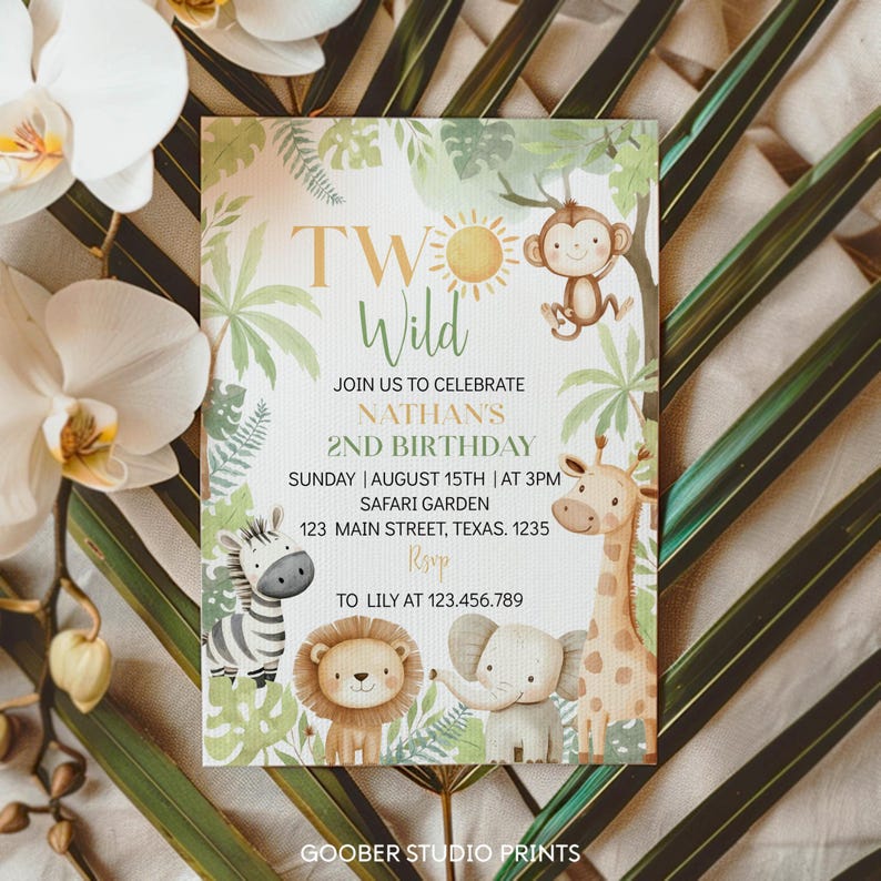Pu&ograve; includere: Un invito verde e marrone con tema giungla. La carta dice "Two Wild" e "Join us to celebrate Nathan's 2nd Birthday". La carta include anche una scimmia, una giraffa, una zebra, un leone e un elefante.