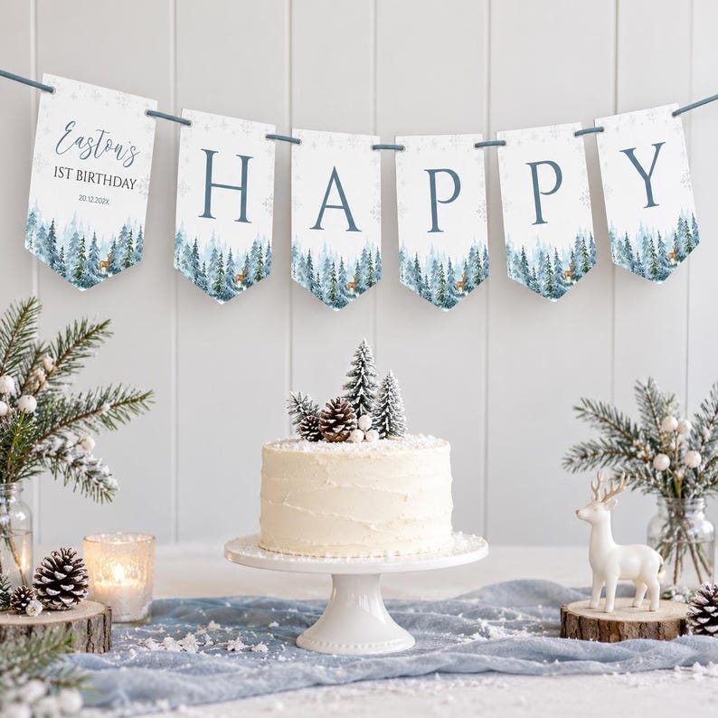 Puede incluir: Un bander&iacute;n con seis gallardetes que deletrean HAPPY y Easton's 1st Birthday 20.12.2024, con un estampado de bosque azul y blanco. Debajo, un pastel glaseado blanco sobre un soporte, rodeado de ramas de pino, pi&ntilde;as y una figura de ciervo.