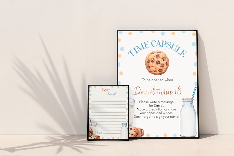 Op de afbeelding: Een printbaar tijdcapsule-bord met een blauwe en oranje stippenachtergrond. Het bord zegt "Time Capsule" met een afbeelding van een chocoladechipkoekje. De tekst eronder zegt "Te openen wanneer Daniel 18 jaar wordt". Er is een kleinere printbare kaart die "Lieve Daniel" zegt met lijnen om berichten te schrijven.