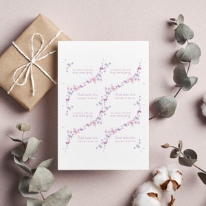 Peut inclure: Une feuille rectangulaire blanche pr&eacute;sentant six mod&egrave;les de cartes individuels dispos&eacute;s en deux colonnes. Chaque carte affiche un motif d&eacute;licat de papillons &agrave; l'aquarelle dans des tons violet et rose, avec le texte Food name here et Editable template.
