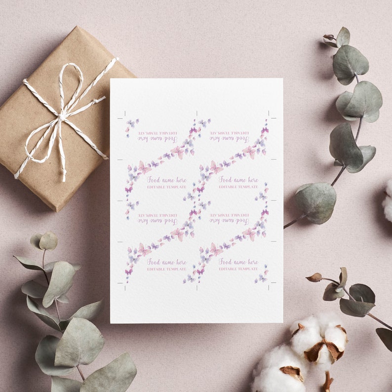 Peut inclure: Une feuille rectangulaire blanche pr&eacute;sentant six mod&egrave;les de cartes individuels dispos&eacute;s en deux colonnes. Chaque carte affiche un motif d&eacute;licat de papillons &agrave; l'aquarelle dans des tons violet et rose, avec le texte Food name here et Editable template.