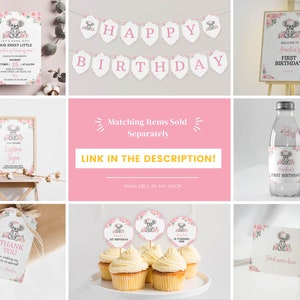 K&ouml;nnte beinhalten: Eine Sammlung von Geburtstagsparty-Papeterie mit einer Koala-Illustration und rosa Blumenakzenten. Die Artikel umfassen eine Einladung, ein Happy Birthday-Banner, ein Willkommensschild, ein Wasserflaschenetikett, einen Geschenkanh&auml;nger und Cupcake-Topper.