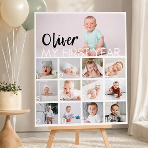 Pu&ograve; includere: Un pannello rettangolare per collage fotografico intitolato Oliver MY FIRST YEAR con dodici fotografie numerate di un bambino. La sezione superiore mostra una grande immagine di un bambino con una maglietta verde chiaro, seguita da una griglia di dodici foto pi&ugrave; piccole che documentano le tappe mensili da uno a dodici.