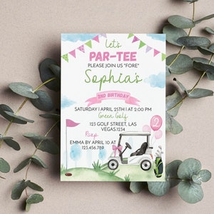 Op de afbeelding: Een roze en groene uitnodiging voor een 2e verjaardagsfeest met een golf thema. De uitnodiging zegt "Let's Par-Tee" en heeft een cartoon golfkar met een roze strik. De tekst zegt "Sophia's 2nd Birthday" en bevat de datum, tijd en locatie van het feest.