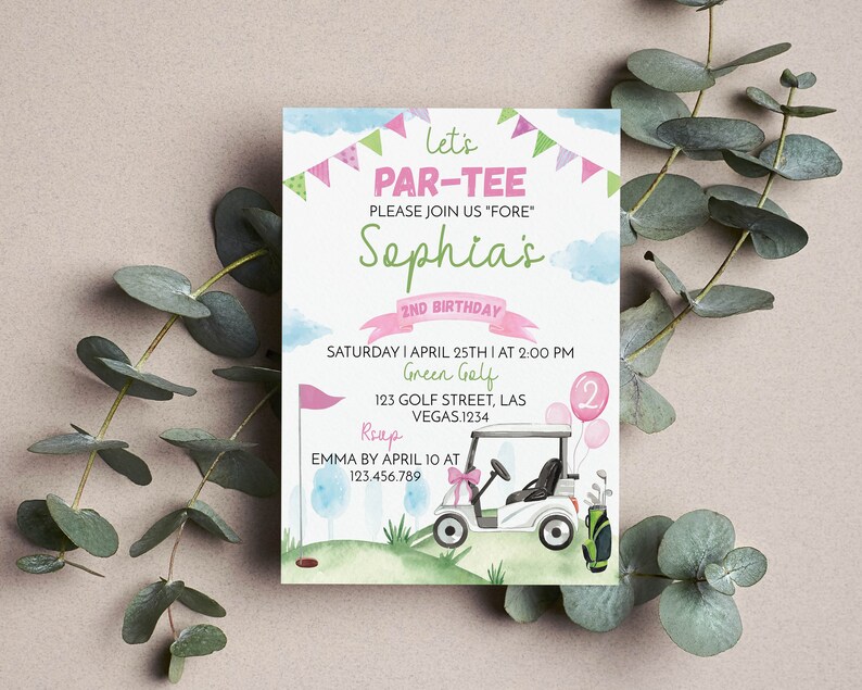 Op de afbeelding: Een roze en groene uitnodiging voor een 2e verjaardagsfeest met een golf thema. De uitnodiging zegt "Let's Par-Tee" en heeft een cartoon golfkar met een roze strik. De tekst zegt "Sophia's 2nd Birthday" en bevat de datum, tijd en locatie van het feest.