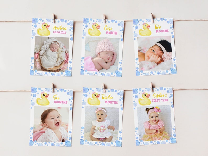 Op de afbeelding: Een set van zes baby-mijlpaalkaarten met een gele rubberen eend en blauwe aquarelbelletjes. Elke kaart heeft een foto van een baby en een mijlpaal, zoals "Nieuwgeborene", "Een maand", "Twee maanden", "Zes maanden", "Twaalf maanden" en "Sophia's eerste jaar".
