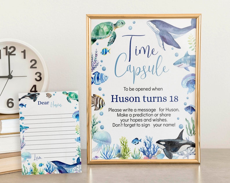 Pu&ograve; includere: Un cartello incorniciato e un biglietto abbinato con illustrazioni ad acquerello di vita marina, tra cui una tartaruga marina, una balena, uno squalo e una medusa. Il cartello recita Time Capsule To be opened when Huson turns 18. Il biglietto recita Dear Huson e Love.