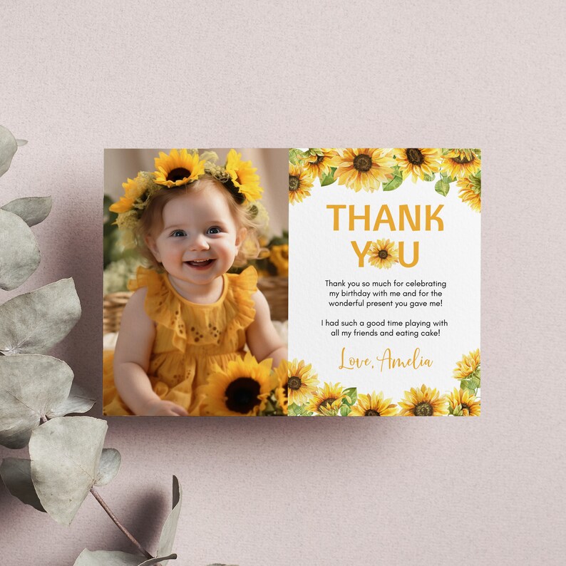 Puede incluir: Una tarjeta de agradecimiento rectangular con una fotograf&iacute;a de un ni&ntilde;o sonriente con un vestido amarillo y una corona de girasoles a la izquierda, y texto a la derecha que dice THANK YOU, seguido de un mensaje y el nombre Love, Amelia.