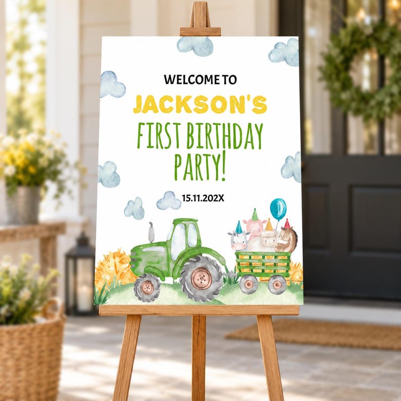 K&ouml;nnte beinhalten: Ein rechteckiges Schild auf einer Holzstaffelei mit dem Text WELCOME TO JACKSON'S FIRST BIRTHDAY PARTY! 15.11.202X. Das Design zeigt einen gr&uuml;nen Traktor, der einen Anh&auml;nger mit Bauernhoftieren in Partyh&uuml;ten und blaue Wolken zieht.