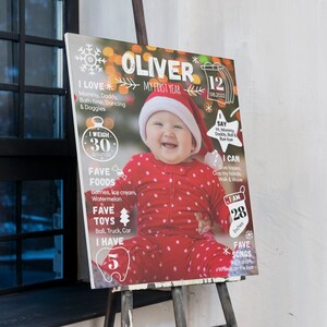 Puede incluir: Un tablero de hitos rectangular con la foto de un beb&eacute; con gorro de Pap&aacute; Noel rojo y pijama de lunares. El tablero muestra texto que incluye Oliver, My First Year, 12.08.2022, I Love, I Weigh 30 pounds, I Say, I Can, Fave Foods, Fave Toys, I Have 5, I Am 28 inches y Fave Songs.