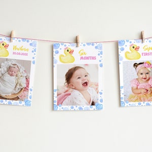 Op de afbeelding: Drie foto's van een babymeisje op verschillende leeftijden, met een gele rubberen eend en blauwe bellen op elke foto. De eerste foto zegt "Nieuwgeboren 20.08.202X", de tweede foto zegt "Zes maanden" en de derde foto zegt "Sophia's eerste jaar".